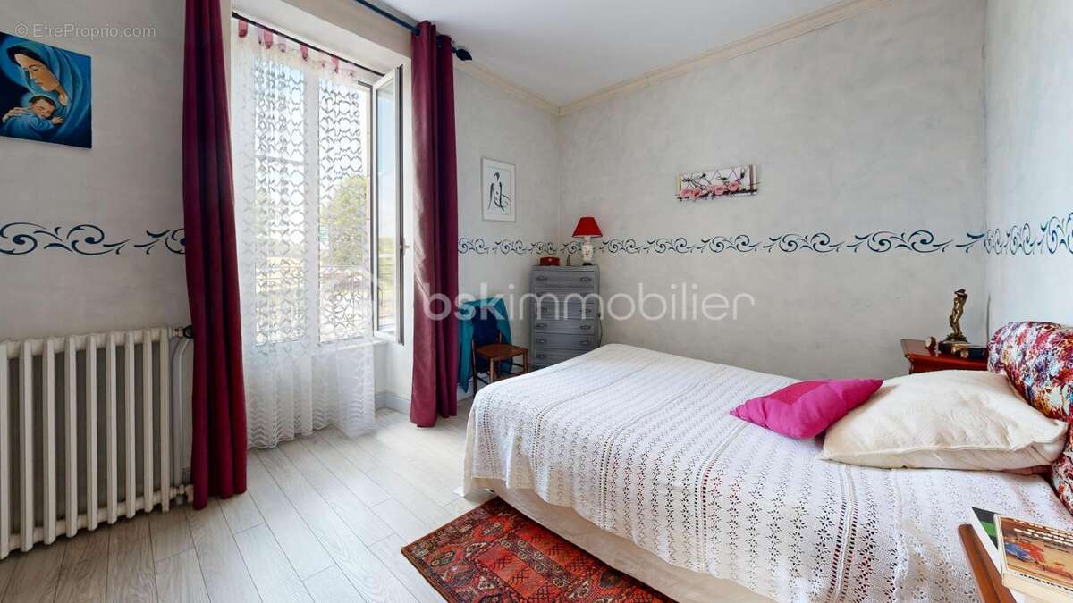 Une maison de caractère avec piscine intérieur au cœur d’un environnement paisible - photo 15