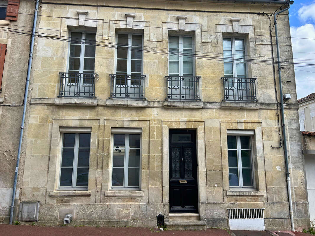 MAISON BOURGEOISE de caractère au cœur du quartier recherché du Jardin Public à COGNAC - photo 1