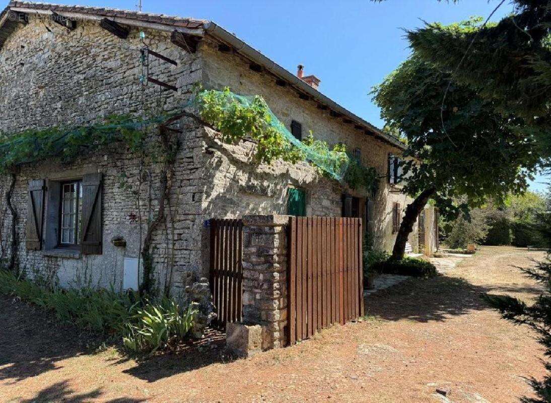 Maison 136 m² à Champagne-Mouton  - photo 4