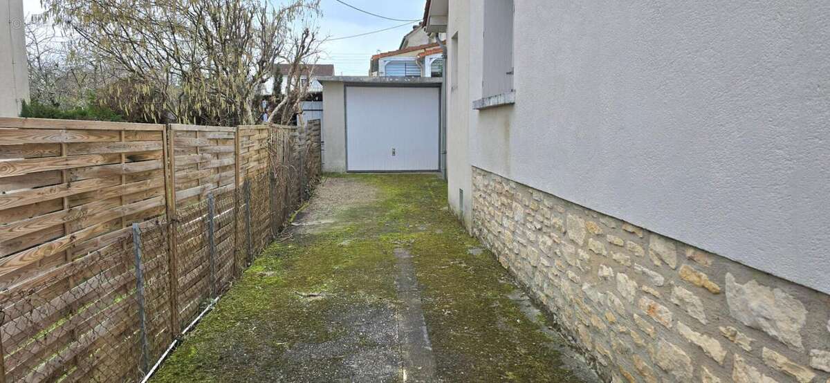 Maison de ville, de type 5, sous-sol, garage et jardin clos de 317 m² - photo 4