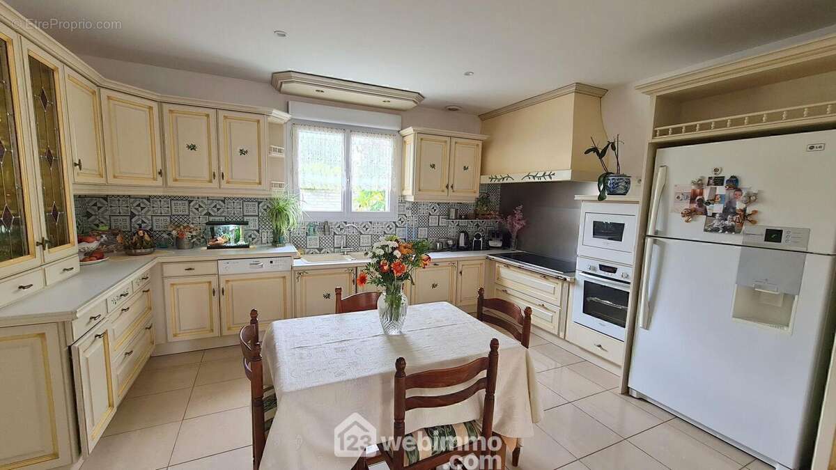 La cuisine de 17 m² est entièrement équipée.