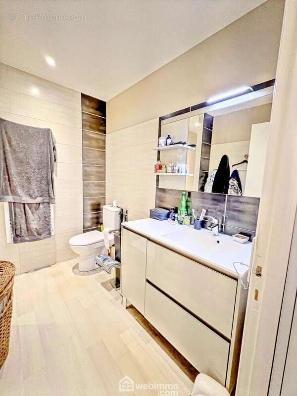 Salle de douche rénovée aux lignes contemporaines - Maison à SAINT-ARMEL