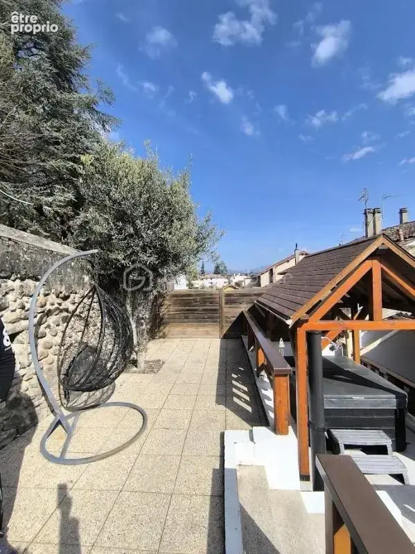 Coup de cœur : maison rénovée avec terrasse, jacuzzi et grand garage - photo 2