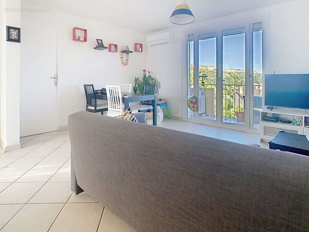 VIEUX VILLAGE : Appartement Vitrolles 4 pièce(s) 72.61 - photo 3