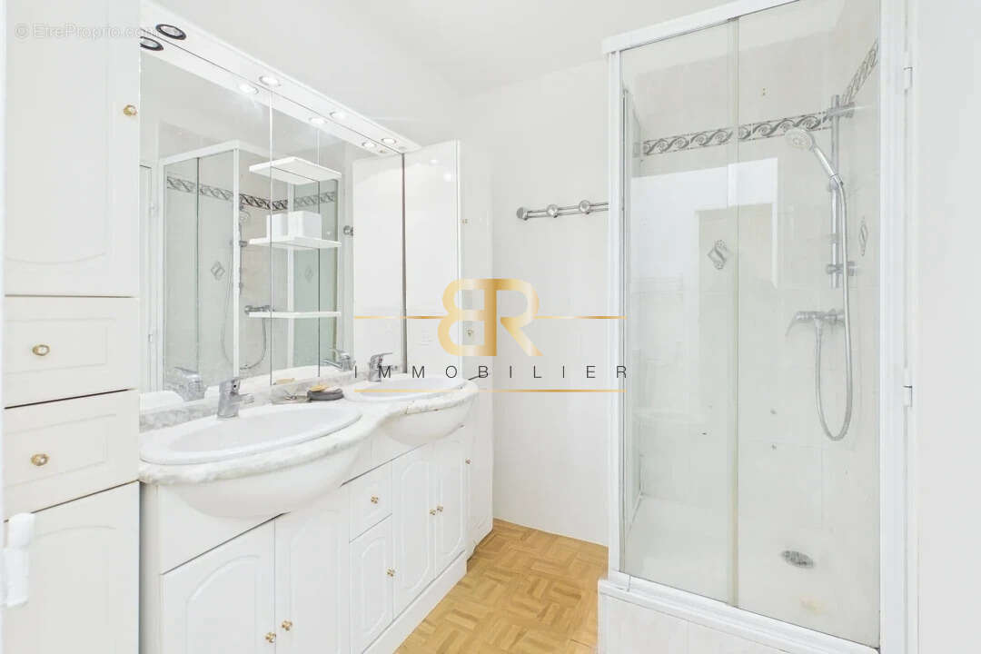 Appartement à COURBEVOIE