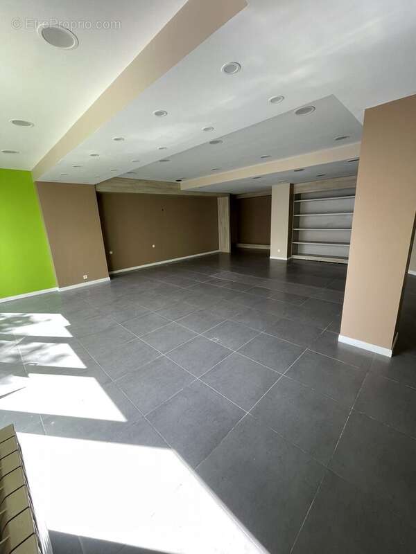 Commerce 148 m² à Rueil-Malmaison  - photo 3