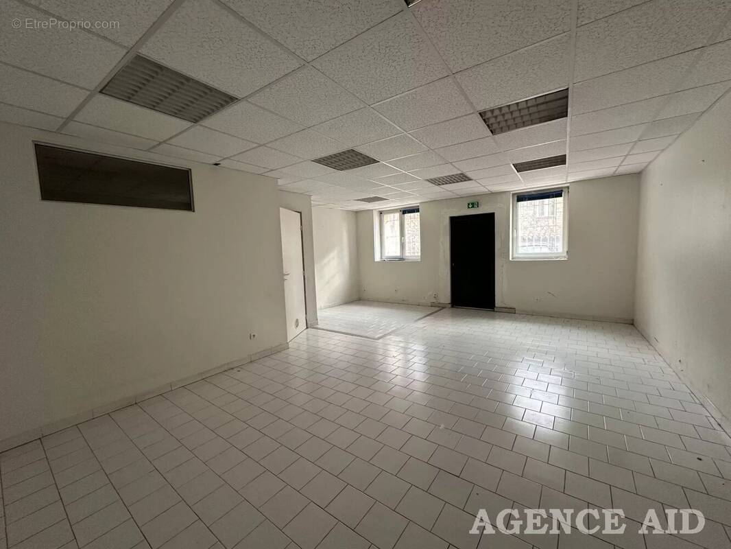 Commerce à CUGES-LES-PINS