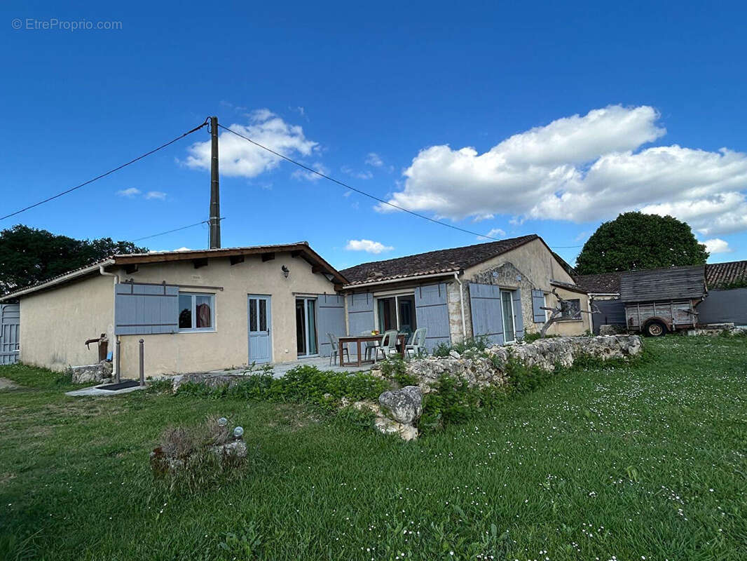 Maison à CAMIAC-ET-SAINT-DENIS