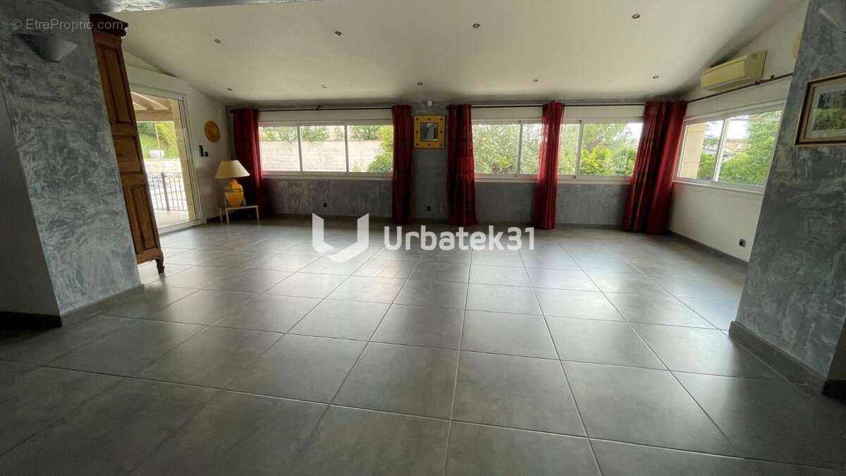 Maison - 5 pièces - 210 m² - photo 3