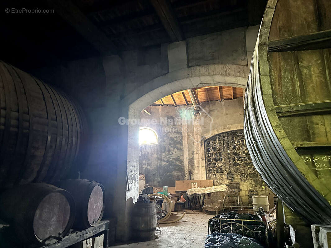 Remise de 375m2 en bon état - photo 3