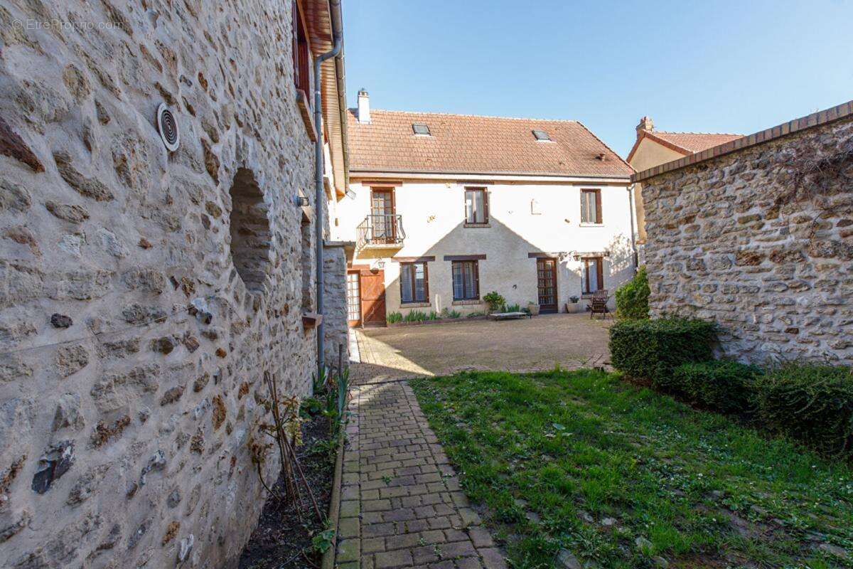 Maison à ISSOU