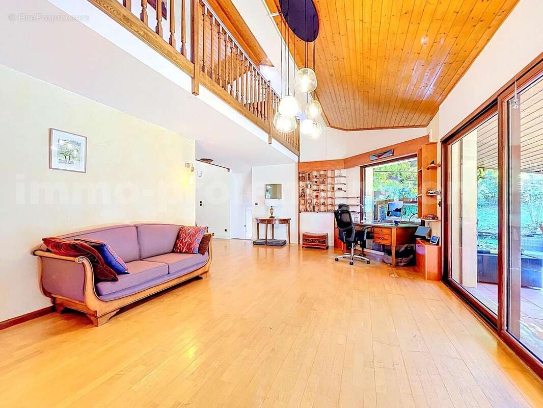 MAISON_calme_jardin_T3_Reignier_centre_lumineux_grande_luminosité_magnifique_très_belle_prestations__proche_frontière_suisse_genève_ceva_volumes_séjour_exterieur_salon_ - Maison à REIGNIER