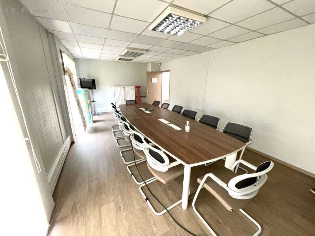 Commerce à MONT-SAINT-AIGNAN