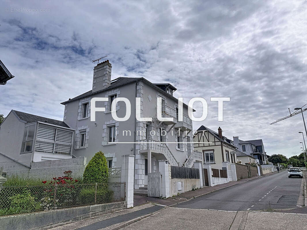 Appartement à DONVILLE-LES-BAINS