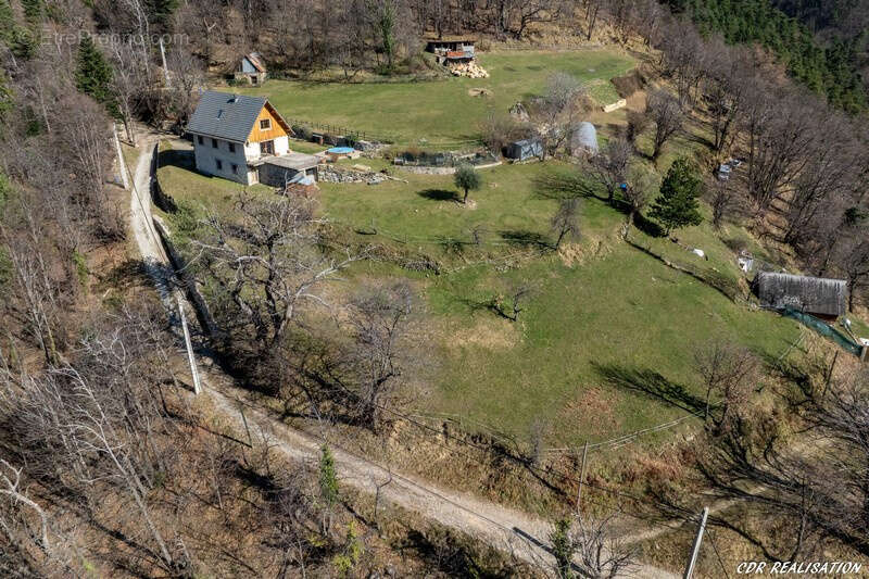Propriété d'exception! Très beau chalet 4 pièces sur plus d'un hectare de terrain attenant. - photo 2