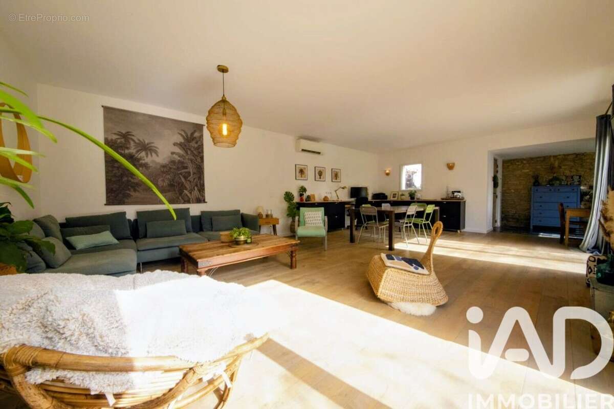 Maison 138 m² à La Roque-Sur-Pernes  - photo 6