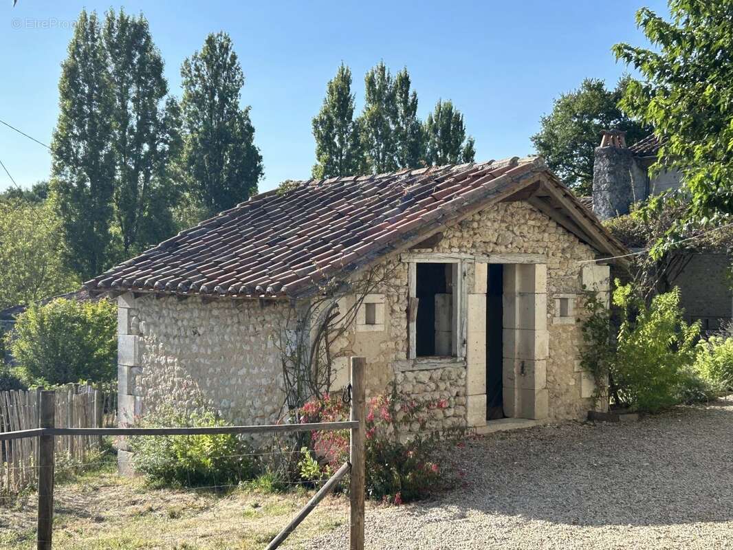 Maison à MONTIGNAC-LE-COQ