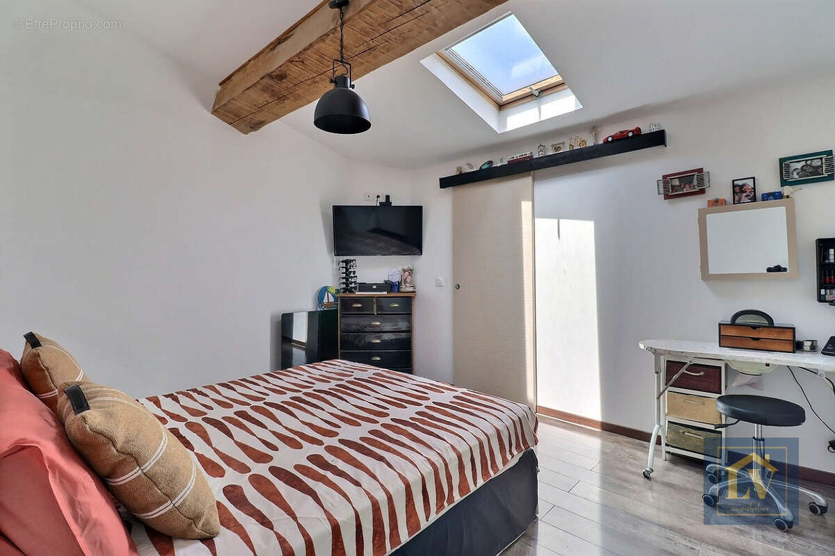 Maison de caractère entièrement rénovée avec garage et dépendance - photo 5