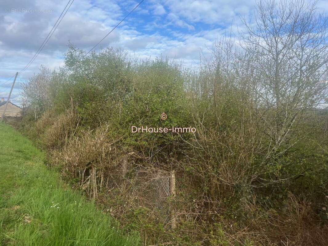 Terrain à MOUX-EN-MORVAN