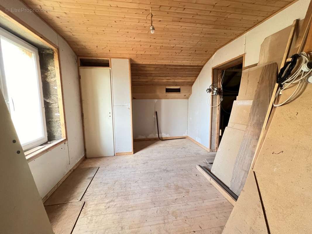 Maison à BEAULIEU-SOUS-LA-ROCHE