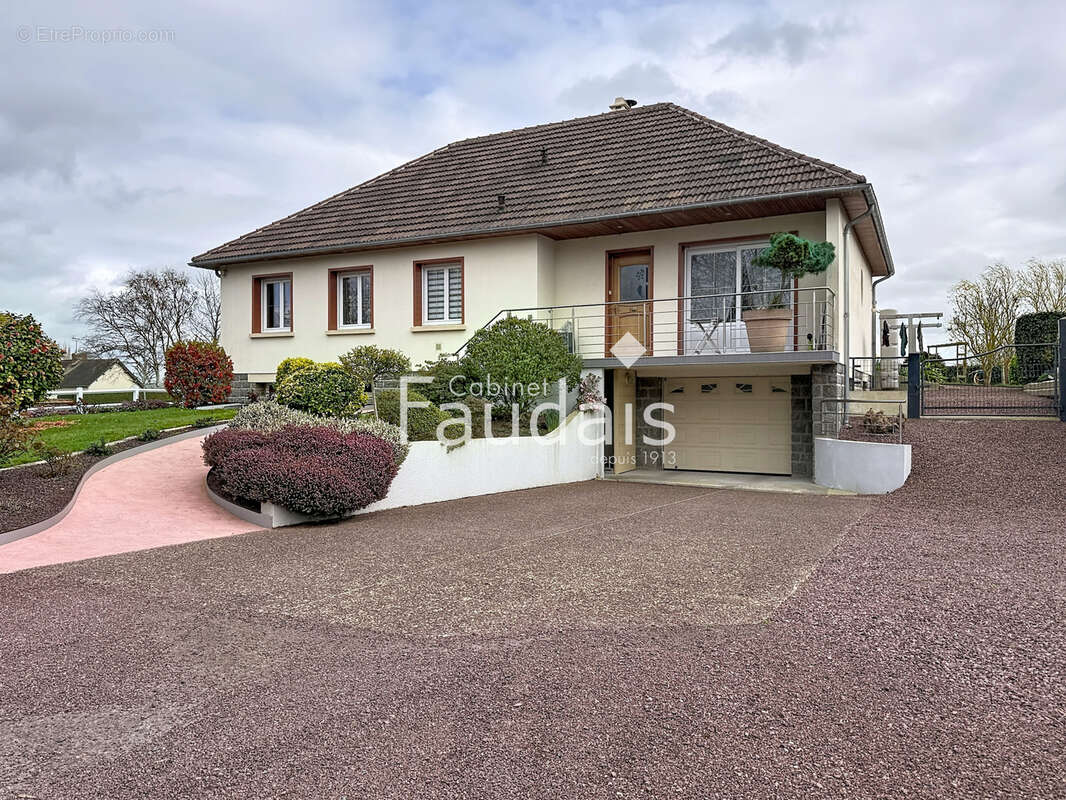 Maison à CONDE-SUR-VIRE