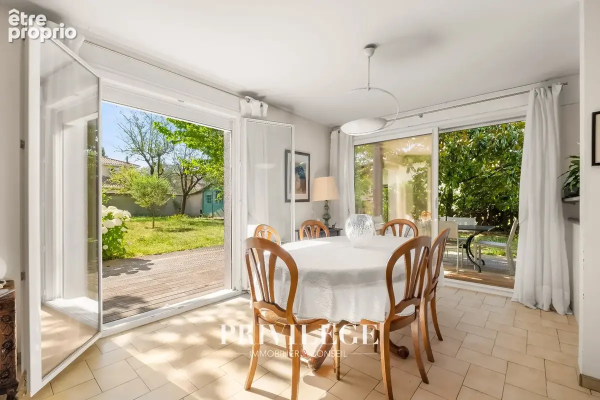 Chassieu   Maison familiale de 145 m2 avec jardin de 709 m2 à proximité du centre - photo 8