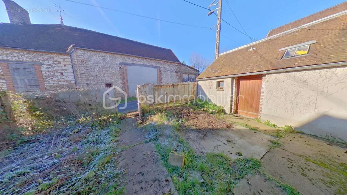 Maison Ancienne à rénover avec une grange et une cour 178 m² de terrain - photo 5