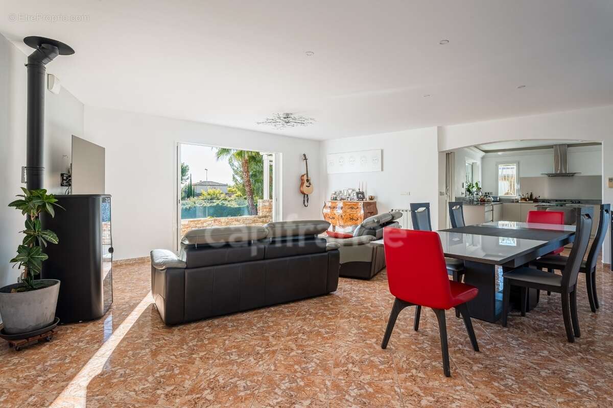 Maison à vendre 5 pièces LA CIOTAT (13) Terrain 3000 M2 Piscine,  Triple garage - photo 4