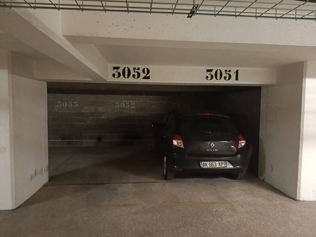 Parking à PARIS-11E