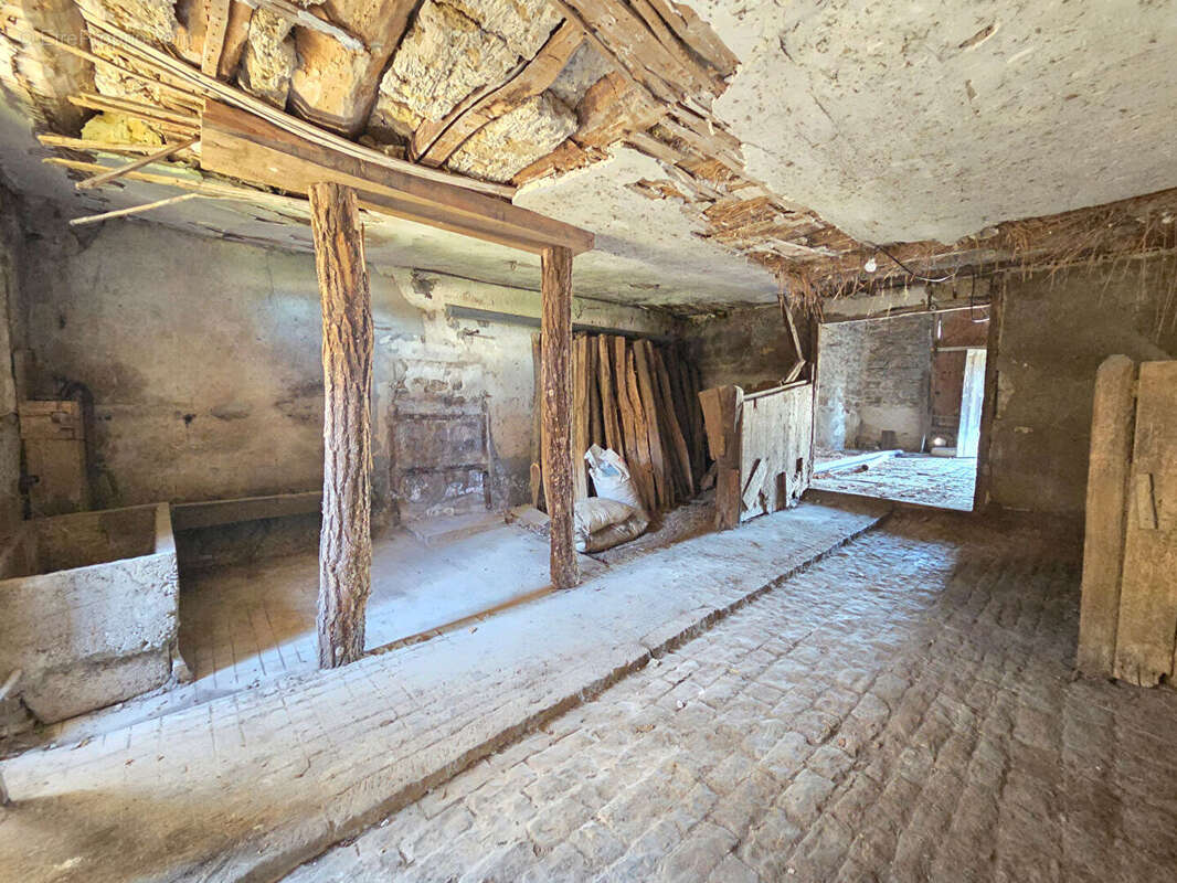 Maison ancienne ferme à rénover 351m², Arlay - St Germain les Arlay 39210 - photo 3