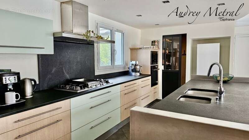 Villa à vendre à Serrières-en-Chautagne avec piscine, à 50 min de Genève et d'Annecy, 35 min d'Aix-Les-Bains et 15 min du Lac du - photo 4