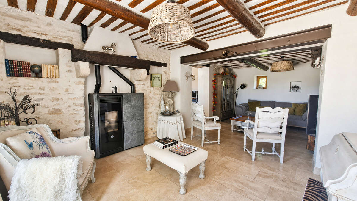 Maison à LA ROQUE-SUR-PERNES