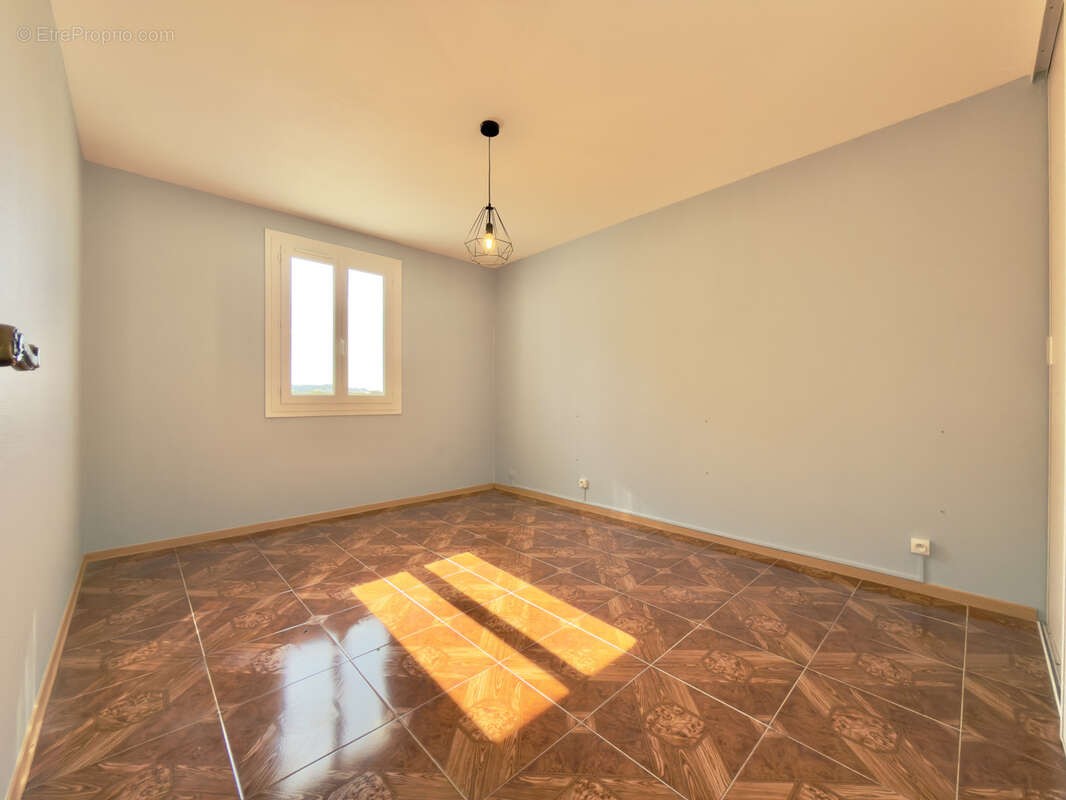 Maison de plain pied avec double garage et dépendance. - photo 12