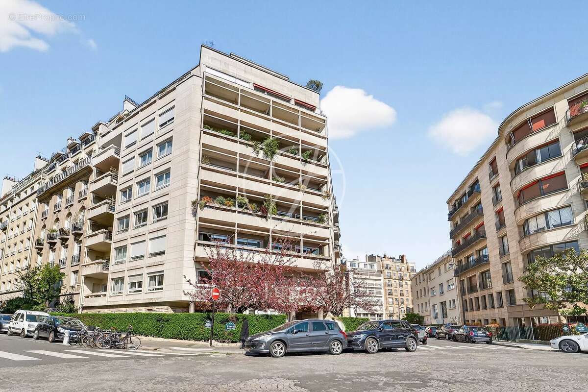 Appartement à PARIS-16E