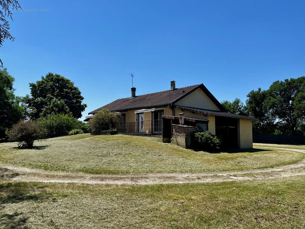 Maison à LEYRIEU