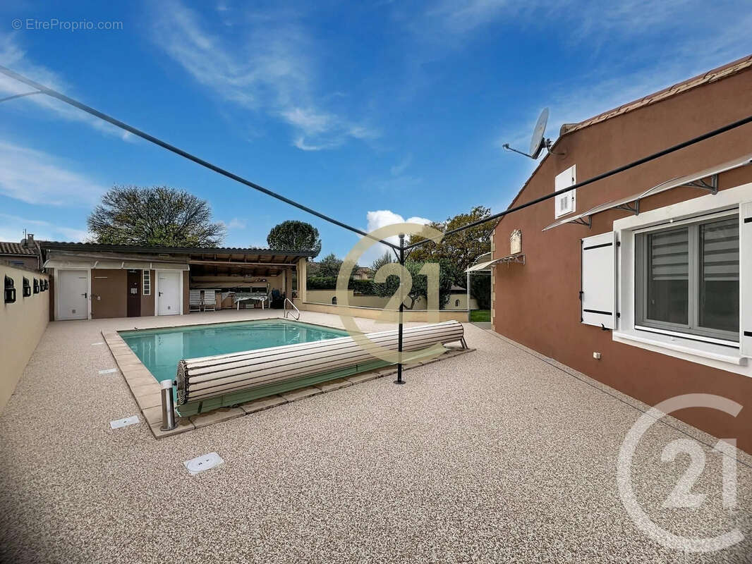 Maison à MONTAREN-ET-SAINT-MEDIERS