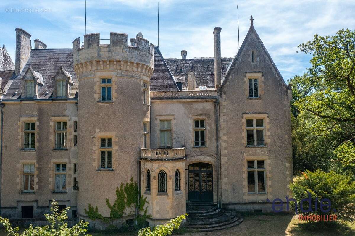 CHATEAU NEOGOTHIQUE 30 pièces,16 Chambres 5,7 ha!!! - photo 36