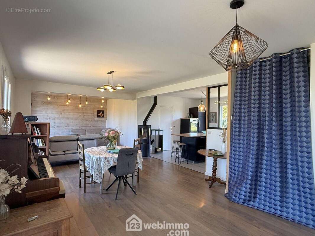 L&#039;entrée avec placard ouvre sur un ensemble d&#039;environ 53 m2, - Maison à MIGNE-AUXANCES