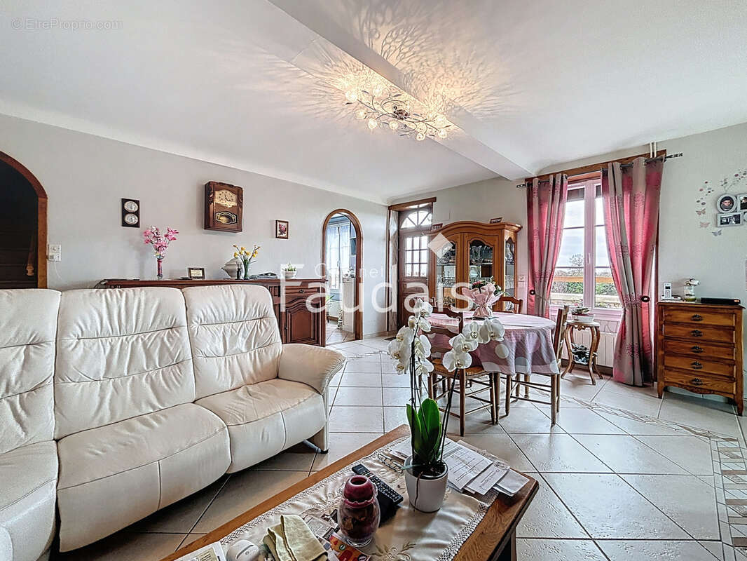 Maison à HOTTOT-LES-BAGUES