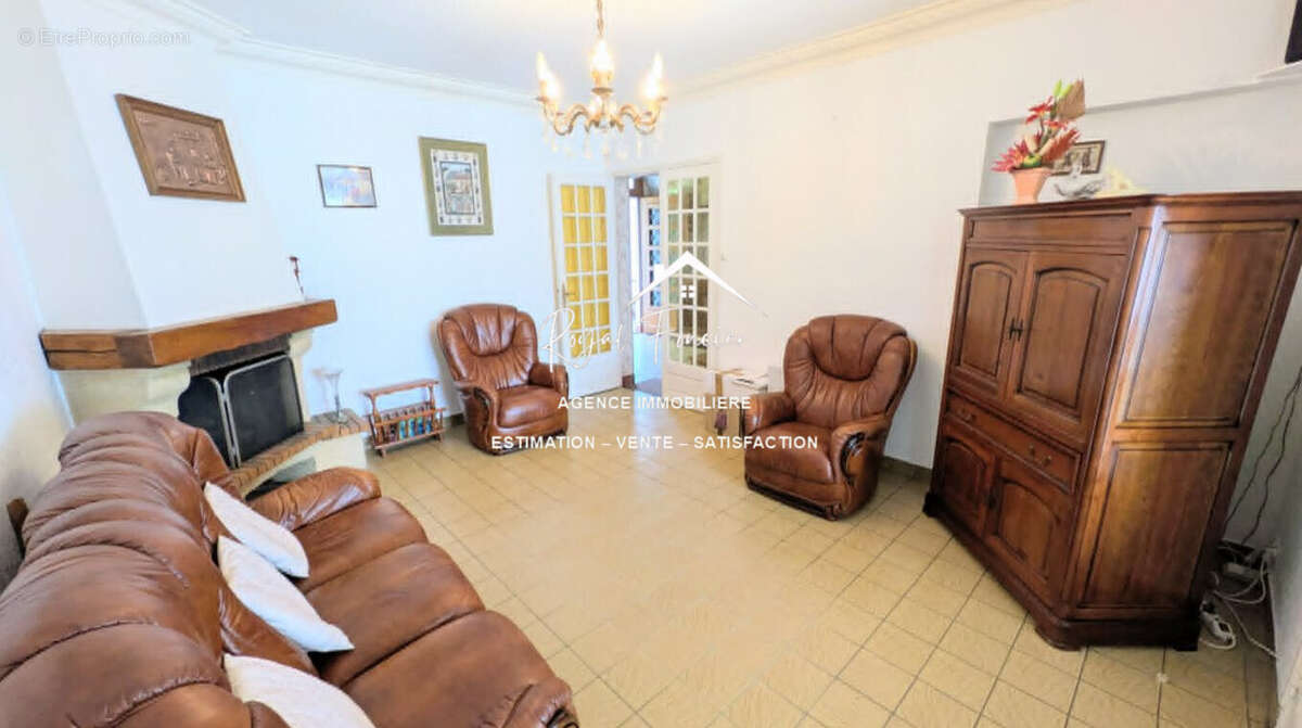 Salon avec cheminée  - Maison à LA CELLE-SAINT-AVANT
