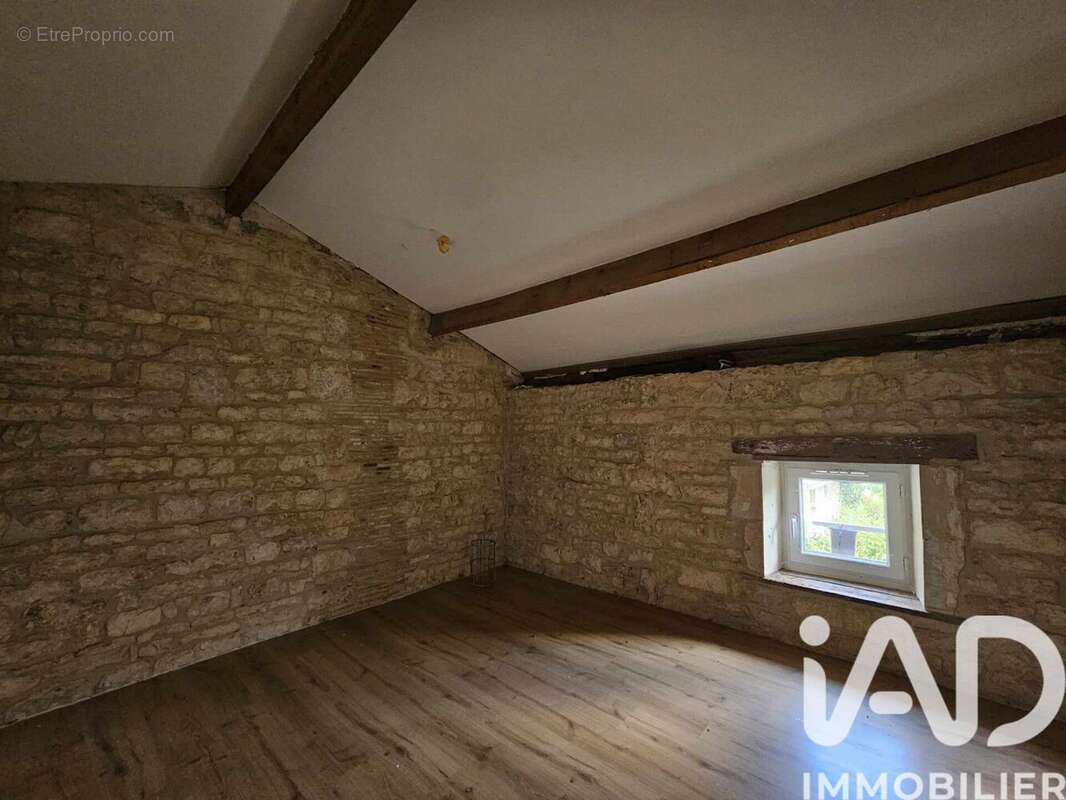 Maison 177 m² à Saint-Gourson  - photo 9