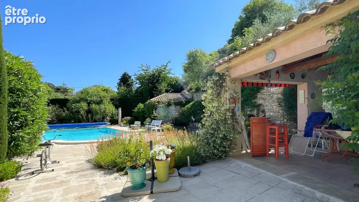 Proche Pont du Gard, villa avec parc paysager, piscine et double garage - photo 1