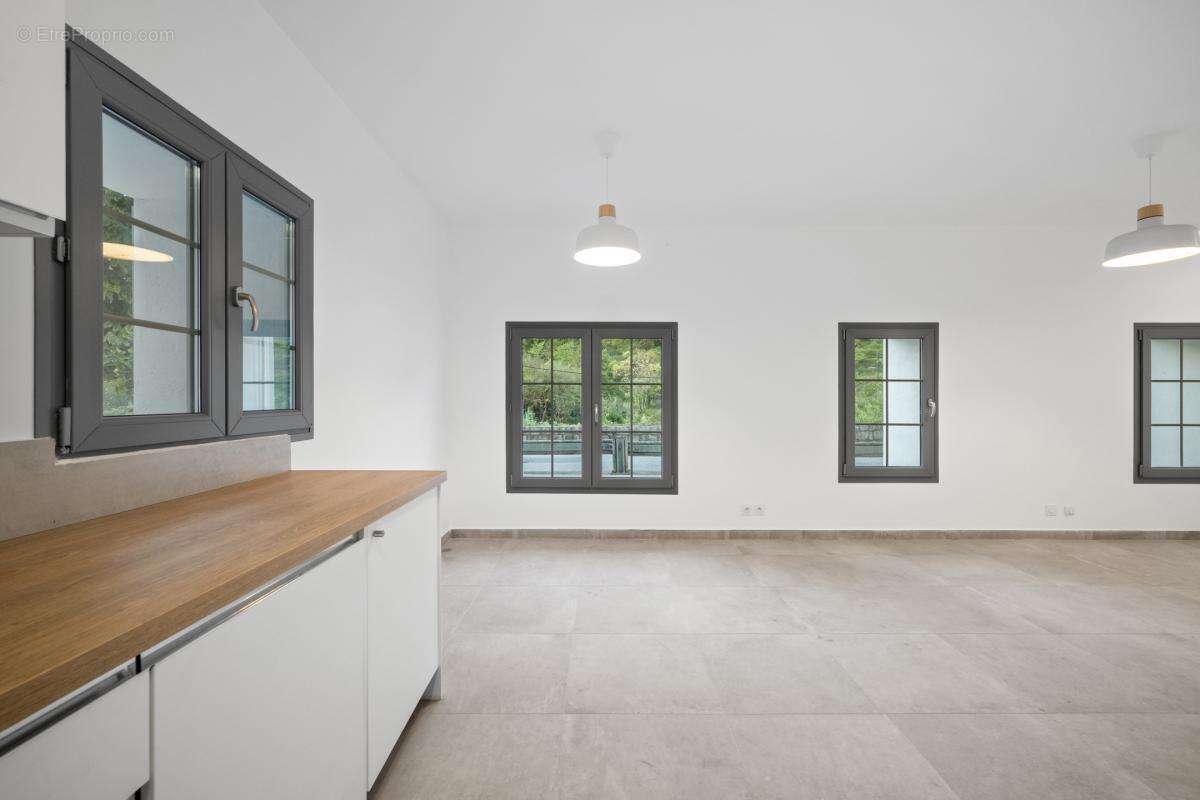 Appartement à TOURRETTE-LEVENS