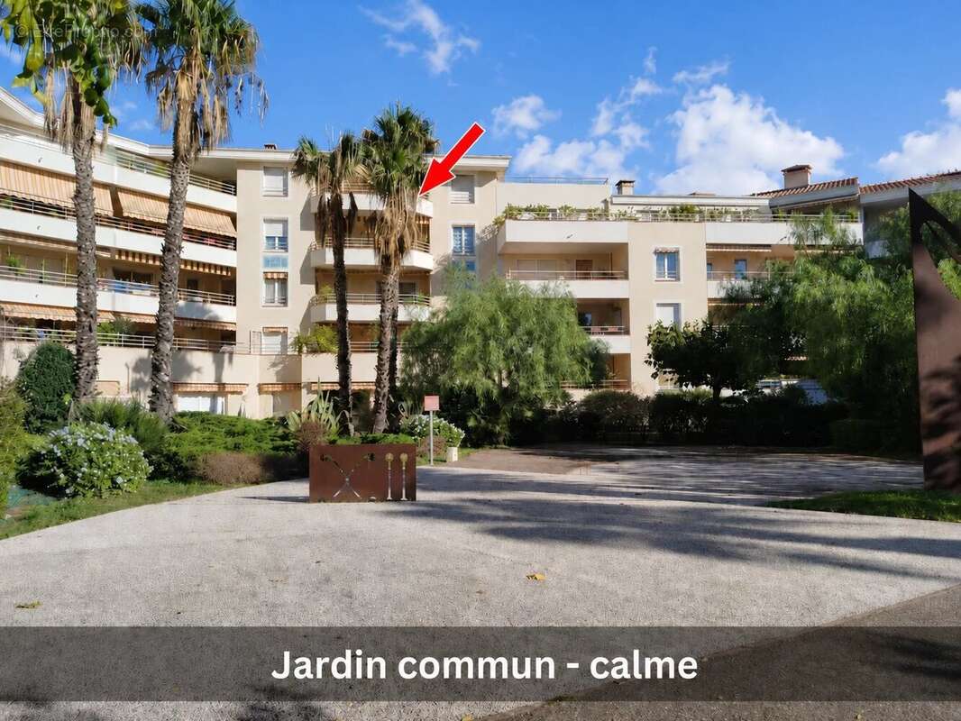Hyères centre-ville – Dernier étage au calme, terrasse, garage et cave - photo 3