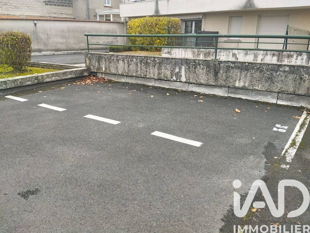 Photo 1 - Parking à REIMS