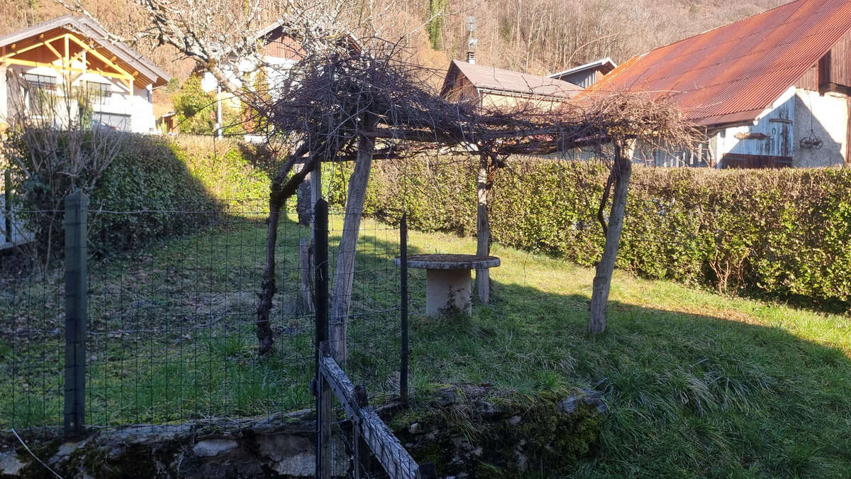 Maison à SAINT-GEORGES-DES-HURTIERES