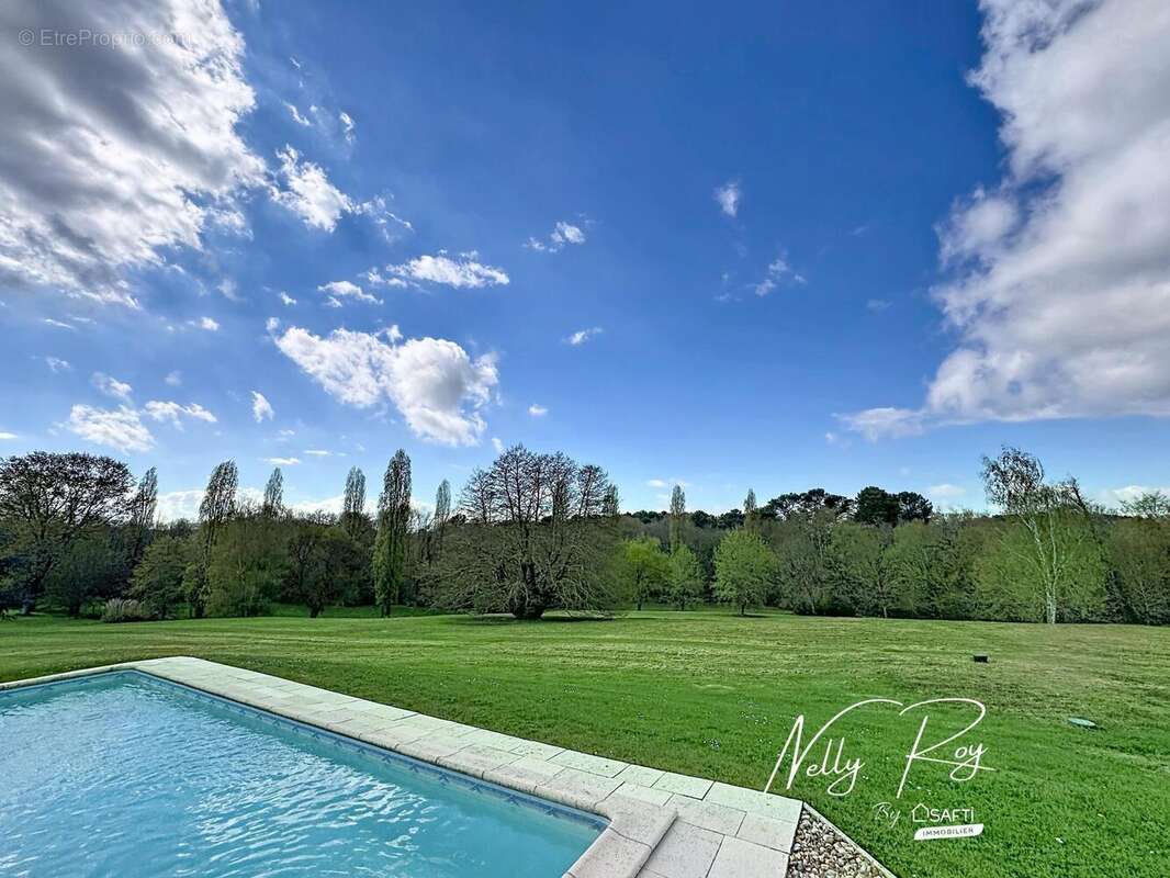 Maison 228 m² à Tizac-De-Lapouyade  - photo 6