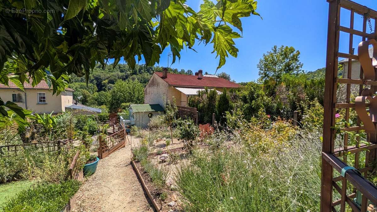 Maison de village rénovée - trois chambres et trois salle d'eau avec jardin et garage - photo 3