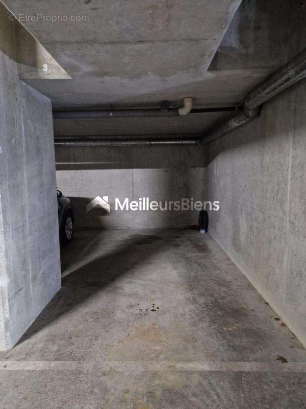 Parking à PARIS-17E