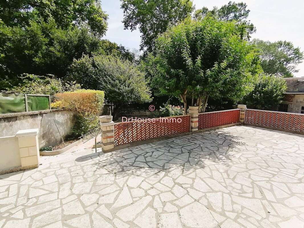 Maison 101 m² à Lussac  - photo 7